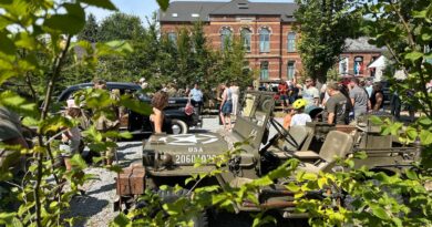 La parade militaire « Field Depot » traverse Chastre